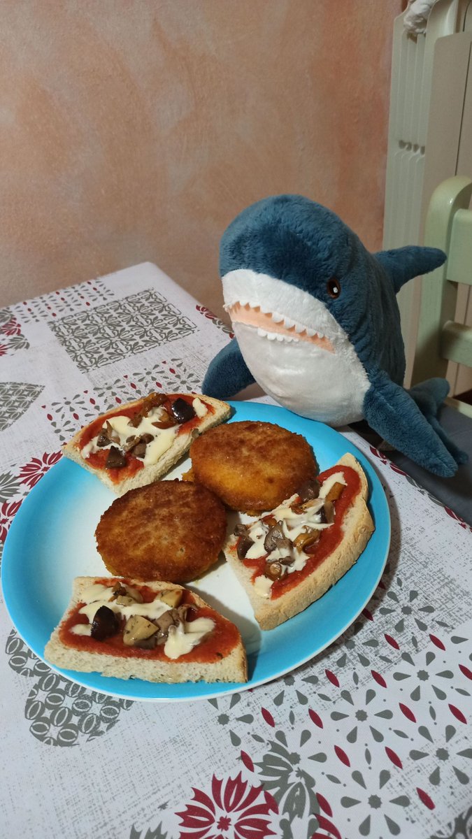 Steaming bruschetta and crispy cordon bleu: the perfect excuse to take a break from the treadmill.
Bon appetit!

#IKEAのサメ #ikeashark #stuffedtoy #blåhaj #brioches #italy #peluches #stuffedanimals #blahaj #homesweethome #lasagna #food #eat #bonappetit #bruschetta #cordonbleu