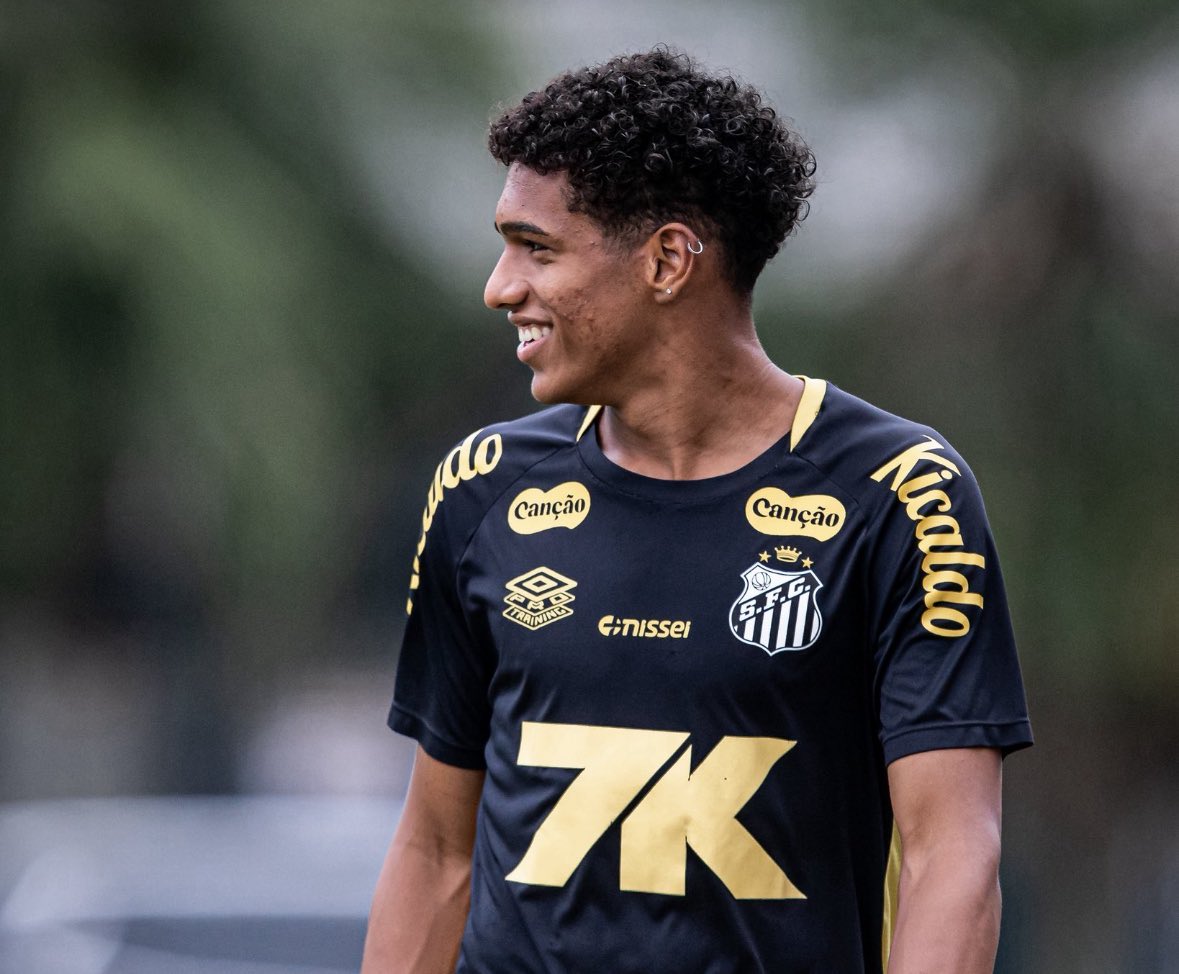 ComandoSantista's tweet photo. O Santos prometeu um time competitivo ao Neymar, mas além de não contratar bons jogadores ainda, vai perder o melhor lateral do elenco. 

Daria pra brigar por títulos, mas os próprios diretores fazem o boicote.

Poderiam ao menos segurar essa venda e fazê-la na janela do meio do ano, mas né…