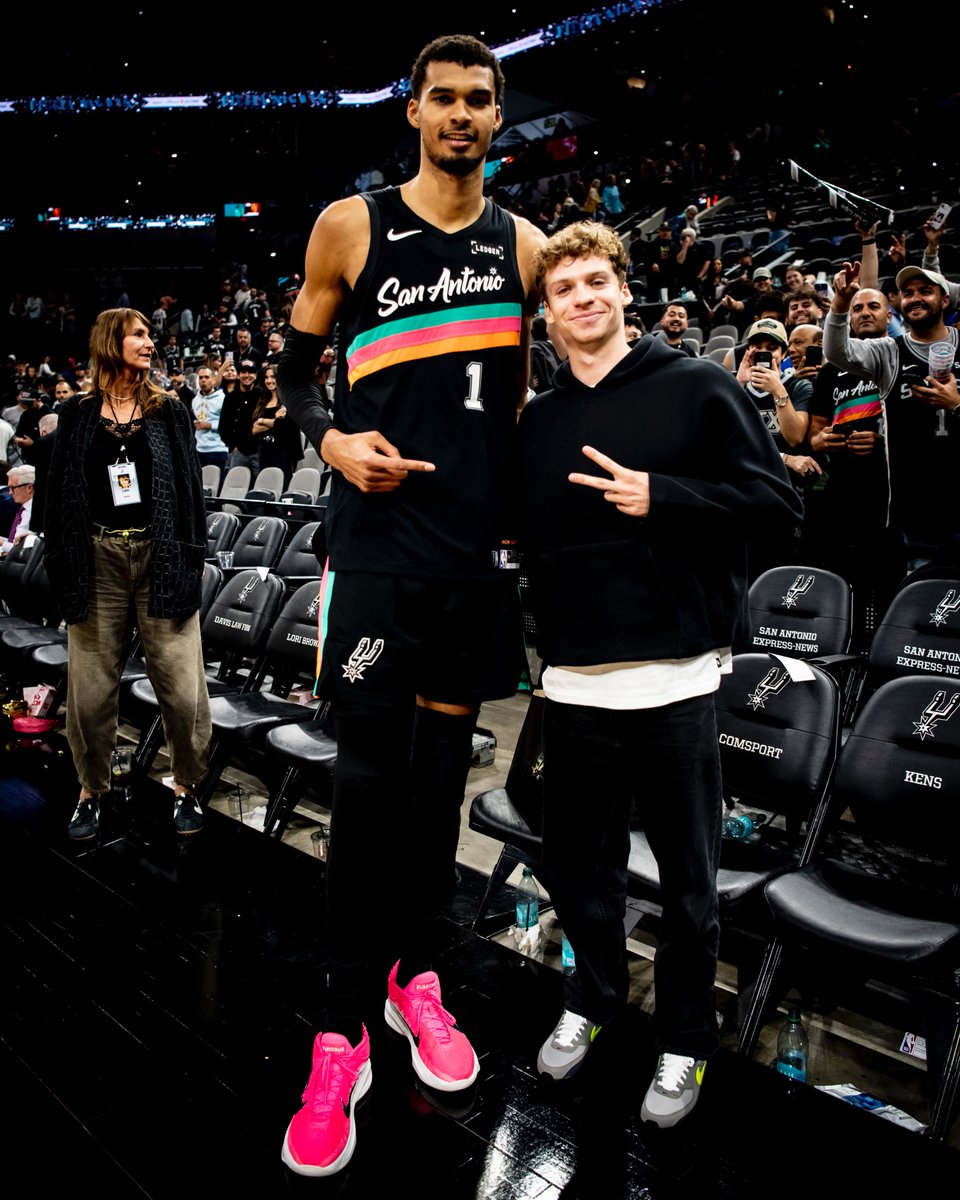 Les Olympiens français 🇫🇷
Léon Marchand, French swimmer and 4x Olympic Gold Medalist, stopped by the game last night and met up with @wemby!