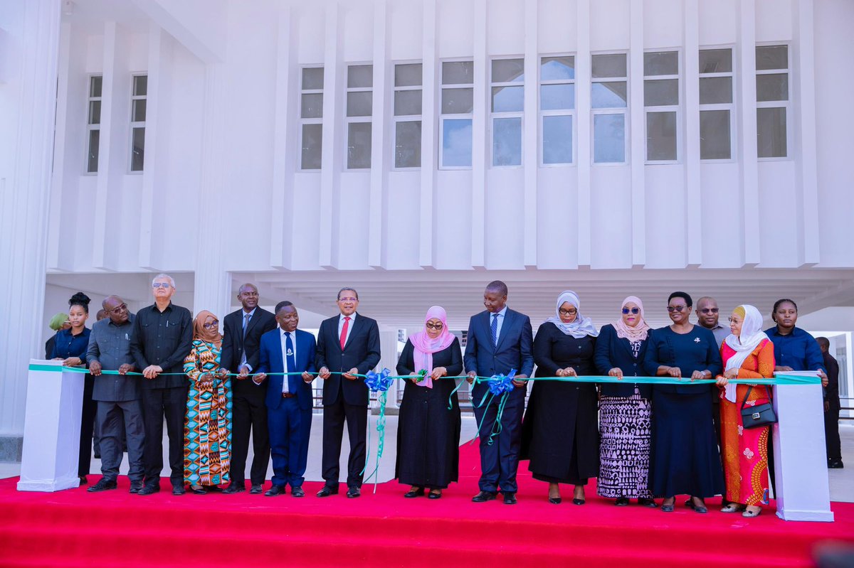 matokeochanya's tweet photo. Rais wa Jamhuri ya Muungano wa Tanzania, Mhe. Dkt. Samia Suluhu Hassan akikata utepe kuashiria uzinduzi wa Jengo la Taaluma na Utawala na Bweni la Wanafunzi la Chuo Kikuu cha Dar es Salaam, Taasisi ya Sayansi za Bahari, Buyu Zanzibar tarehe 08 Januari, 2026. https://t.co/NxPtux8YpU
