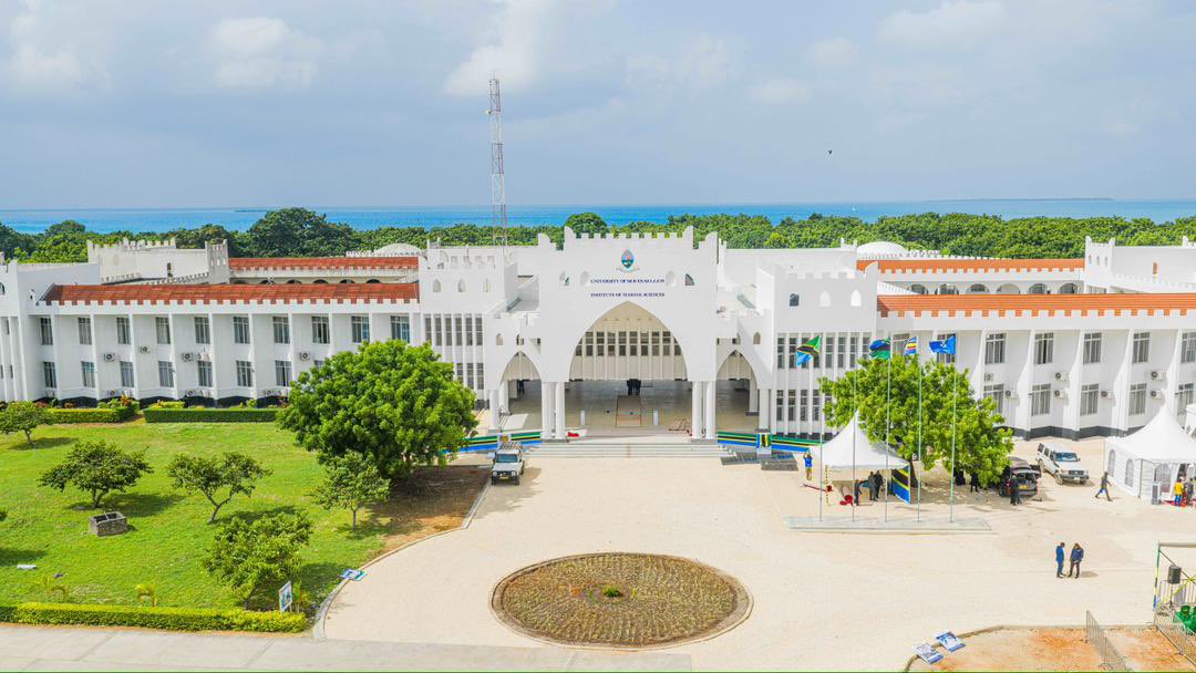 matokeochanya's tweet photo. Taswira ya Jengo la Taaluma na Utawala na Bweni la Wanafunzi la Chuo Kikuu cha Dar es Salaam, Taasisi ya Sayansi za Bahari, Buyu Zanzibar mara baada ya kuzinduliwa na Rais wa Jamhuri ya Muungano wa Tanzania Mhe. Dkt. Samia Suluhu Hassan, Buyu Zanzibar tarehe 08 Januari, 2026. https://t.co/hGqHPRdyfm