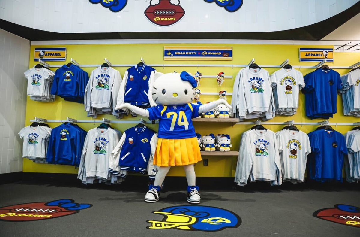 HOMAGE's tweet image. Rams fans, say hello to our newest collab! 👋

Homage x @hellokitty. Available now at the #RamsHouse