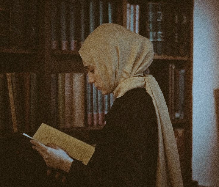 Hz. Ali (r.a.) der ki:

"Güzellik bizi süsleyen elbiselerde değil, bilakis güzellik, ilim ve edeb güzelliğidir."