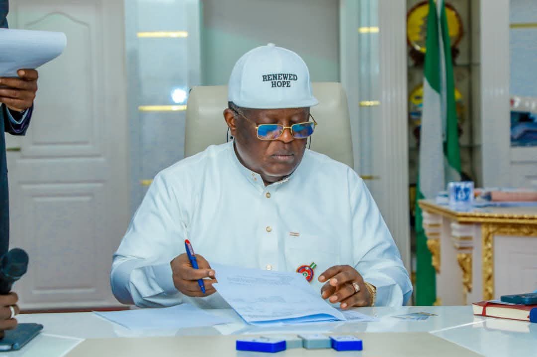 HBMayana_'s tweet image. A ROAD DELIVERED, HISTORY MADE, WIKE HAILS TINUBU, UMAHI OVER BODO-BONNY ROAD

Minister of the Federal Capital Territory and former Governor of Rivers State, Nyesom Wike, has showered high praise on President Bola Ahmed Tinubu and the Minister of Works, HE Sen. Engr. David Umahi,…