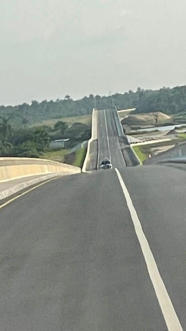 HBMayana_'s tweet image. A ROAD DELIVERED, HISTORY MADE, WIKE HAILS TINUBU, UMAHI OVER BODO-BONNY ROAD

Minister of the Federal Capital Territory and former Governor of Rivers State, Nyesom Wike, has showered high praise on President Bola Ahmed Tinubu and the Minister of Works, HE Sen. Engr. David Umahi,…