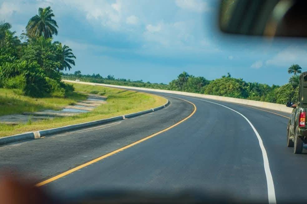 HBMayana_'s tweet image. A ROAD DELIVERED, HISTORY MADE, WIKE HAILS TINUBU, UMAHI OVER BODO-BONNY ROAD

Minister of the Federal Capital Territory and former Governor of Rivers State, Nyesom Wike, has showered high praise on President Bola Ahmed Tinubu and the Minister of Works, HE Sen. Engr. David Umahi,…