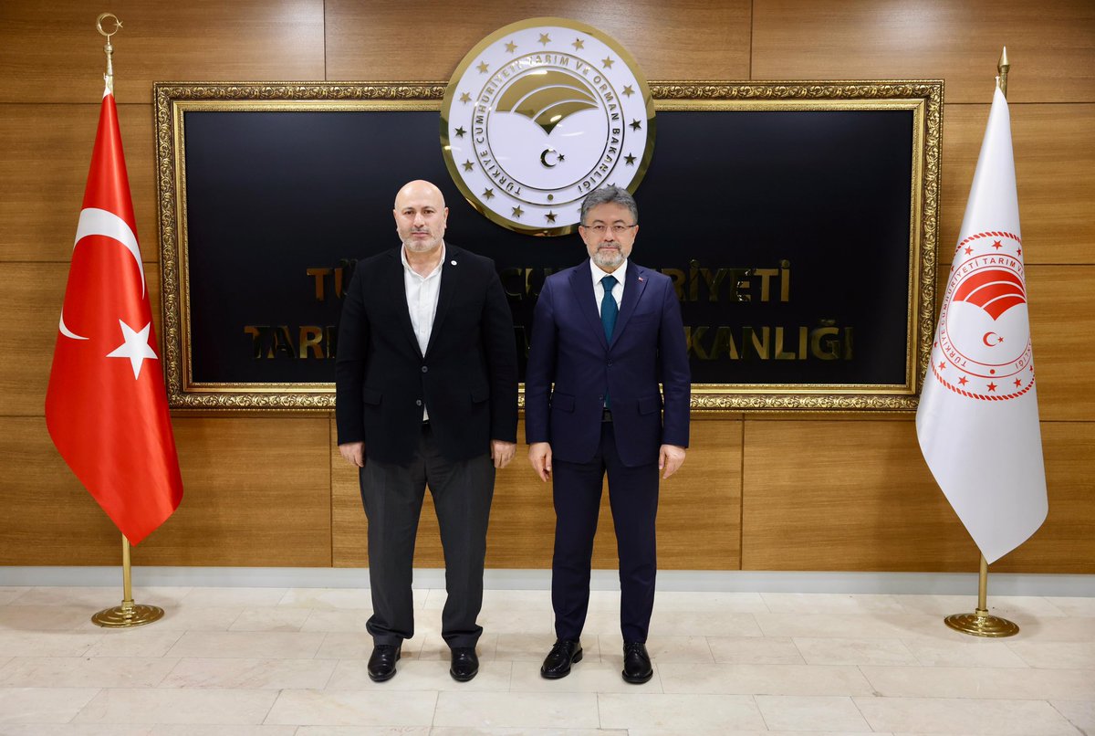 HTurkyilmazOMO's tweet photo. Tarım ve Orman Bakanımız Sayın İbrahim Yumaklı’yı ziyaret ettim.

Ziyaretimizde mesleğimiz ve meslektaşlarımızla ilgili konularda bilgilendirme ve değerlendirme yapma fırsatı bulduk.

Değindiğimiz bazı konuları kısaca bahsedecek olursak;

🌲 Ormancılık teşkilatı, Yeşil Vatan’ın korunmasında büyük bir özveriyle görev yapmaktadır. Artan sorumluluklar karşısında bu yapının güçlendirilmesi, mücadelede sürdürülebilirliği sağlayacaktır.

🔥 Orman yangınlarıyla mücadelede teknik altyapı önemli ölçüde gelişmiştir. Bu gücün daha etkin kullanılabilmesi için insan kaynağının artırılması ve yangın sezonunda ‘Vardiyalı Çalışma’ düzeninin mutlaka değerlendirilmesi faydalı olacaktır.

👷‍♂️ OGM’nin ihtiyaç duyduğu sayıda işçi, memur ve mühendis istihdamı, hizmet kalitesini ve sahadaki etkinliği artıracaktır. Çalışanların motivasyonunu yükseltecek özlük ve mali hak iyileştirmeleri de bu süreci destekleyecektir.

👨‍👩‍👧 Kamu çalışanlarının aile birliğini koruyacak uygulamaların geliştirilmesi, kurumsal bağlılığı ve verimliliği artıracaktır.

🏛️ DKMP Genel Müdürlüğü’nde görev ve atamalarda liyakat, tecrübe ve mesleki uzmanlığın esas alınması, kurumsal yapıyı daha da güçlendirecektir.

🚒 Kırsal alan yangınlarında ilgili kurumların eşgüdüm içinde çalışması, ormancılık teşkilatının ana görevlerine daha fazla odaklanmasına imkân sağlayacaktır.

Bu ve benzeri hususları arz ettiğimiz ziyaretimiz dolayısıyla, Sayın Bakanımıza nazik kabulleri için şükranlarımızı sunuyor; yoğun programları arasında mesleğimize ve meslek mensuplarımıza göstermiş oldukları ilgi ve yakın alakadan ötürü, tüm meslektaşlarımız adına teşekkürlerimizi ifade ediyorum.