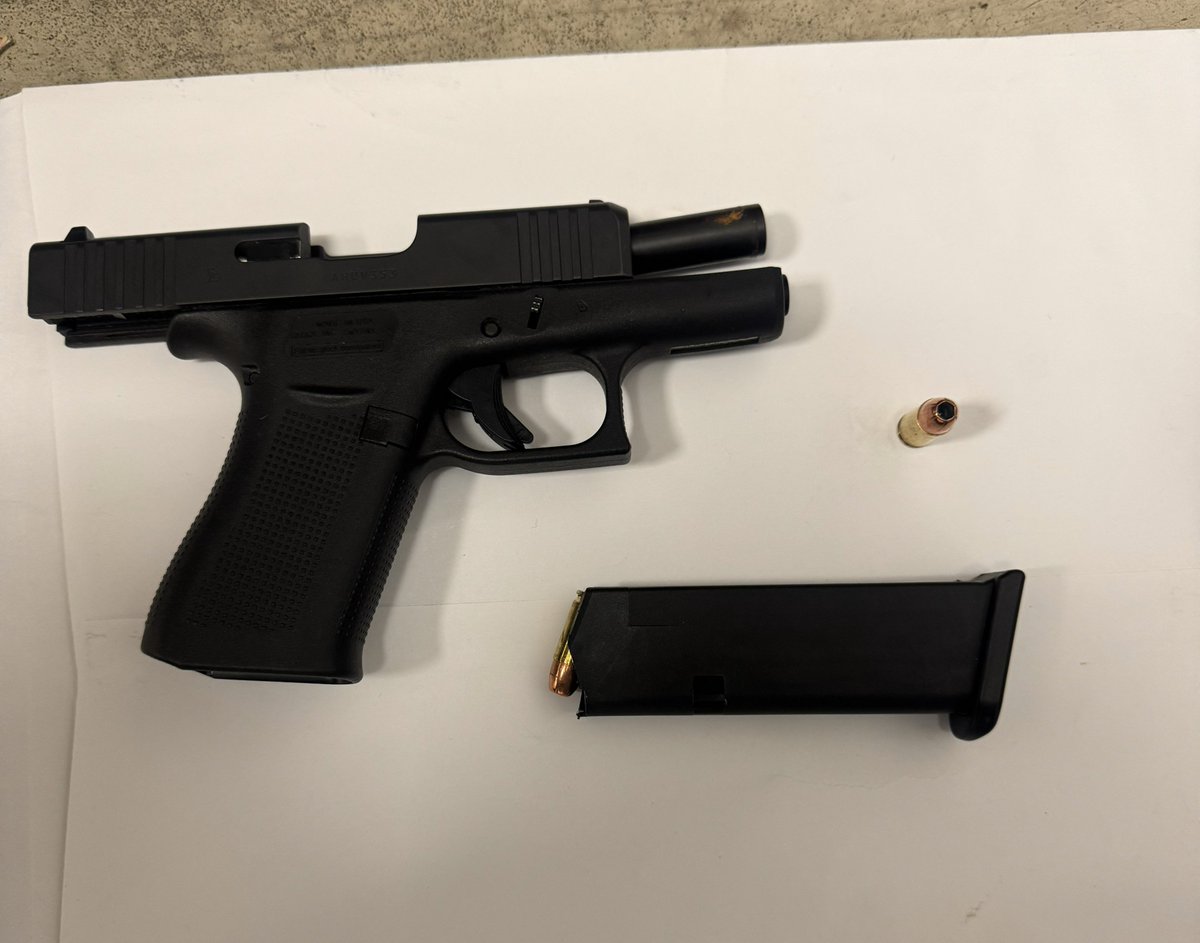 ChicagoACES1's tweet photo. An individual who ignored officers verbal directions, kept his hands in his pockets was taken into custody for possession of cannabis and a loaded handgun. Charges were approved for Aggravated Unlawful Possession of a Weapon. Great job by our Area PRT officers. https://t.co/3KzSLQDSaF