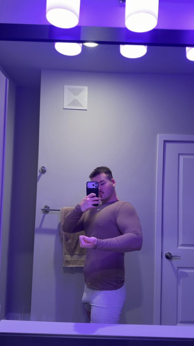 GavinSample1's tweet photo. Are we feeling the nerdy vibe? #explore #link #nipplepiercings #mlm #nerd #jock https://t.co/sFG5auCgvB