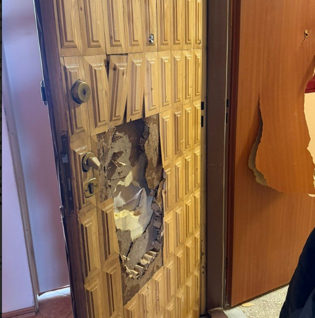 W Żorach 29-letni obywatel Ukrainy zabrał 37-letniej kobiecie telefon oraz portfel z pieniędzmi, a gdy próbowała odzyskać swoje rzeczy, połamał jej rękę.

Następnego dnia mężczyzna ponownie przyszedł do mieszkania kobiety, uszkodził drzwi i groził jej oraz innej osobie