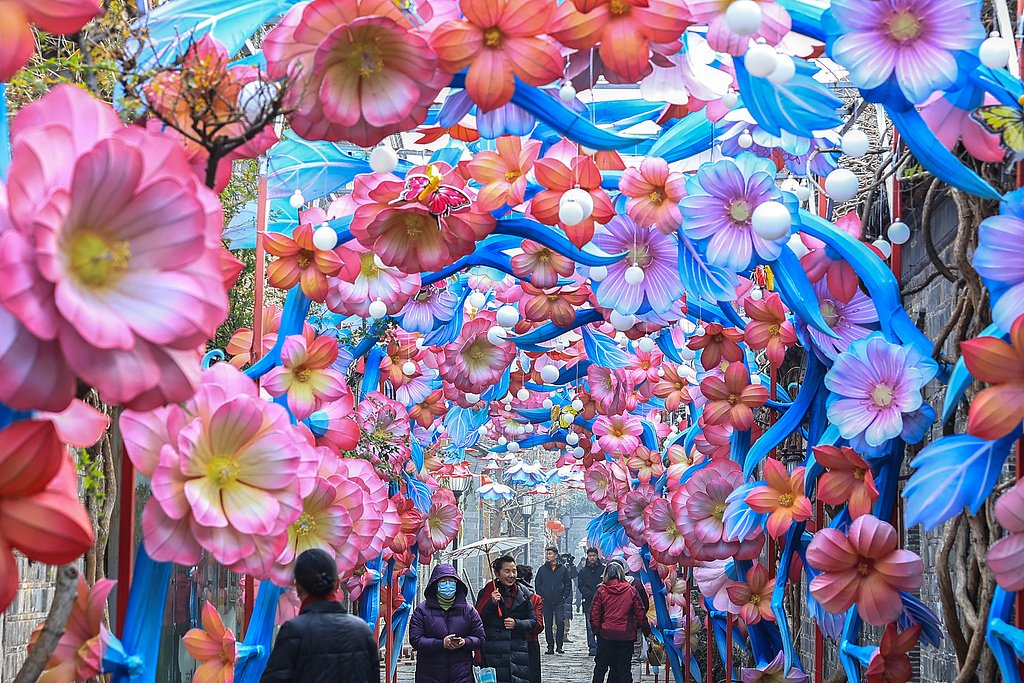 ChEmbPa's tweet photo. A medida que se acerca el Año Nuevo Lunar del Caballero🐴, diversas regiones de China comienzan a decorar las calles para dar la bienvenida al nuevo año. En Nanjing, las instalaciones luminosas recorren calles y espacios públicos y atraen a vecinos y visitantes que se detienen a observarlas y tomarse fotos.