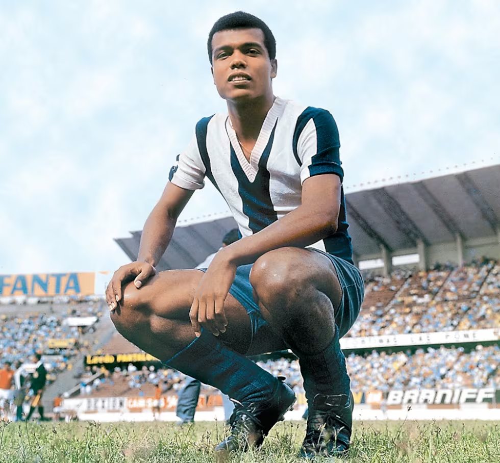 Darle la 10 a Peña es lo mismo q darle la cinta de Capitán a Zambrano, pero, en fin. 
El dorsal #10 lo han llevado grandes jugadores en la institución, ojalá este año se desahueve este vago y se saque la mierda x los colores, independientemente del dorsal q lleve. <a href="/ClubALoficial/">Club Alianza Lima</a>