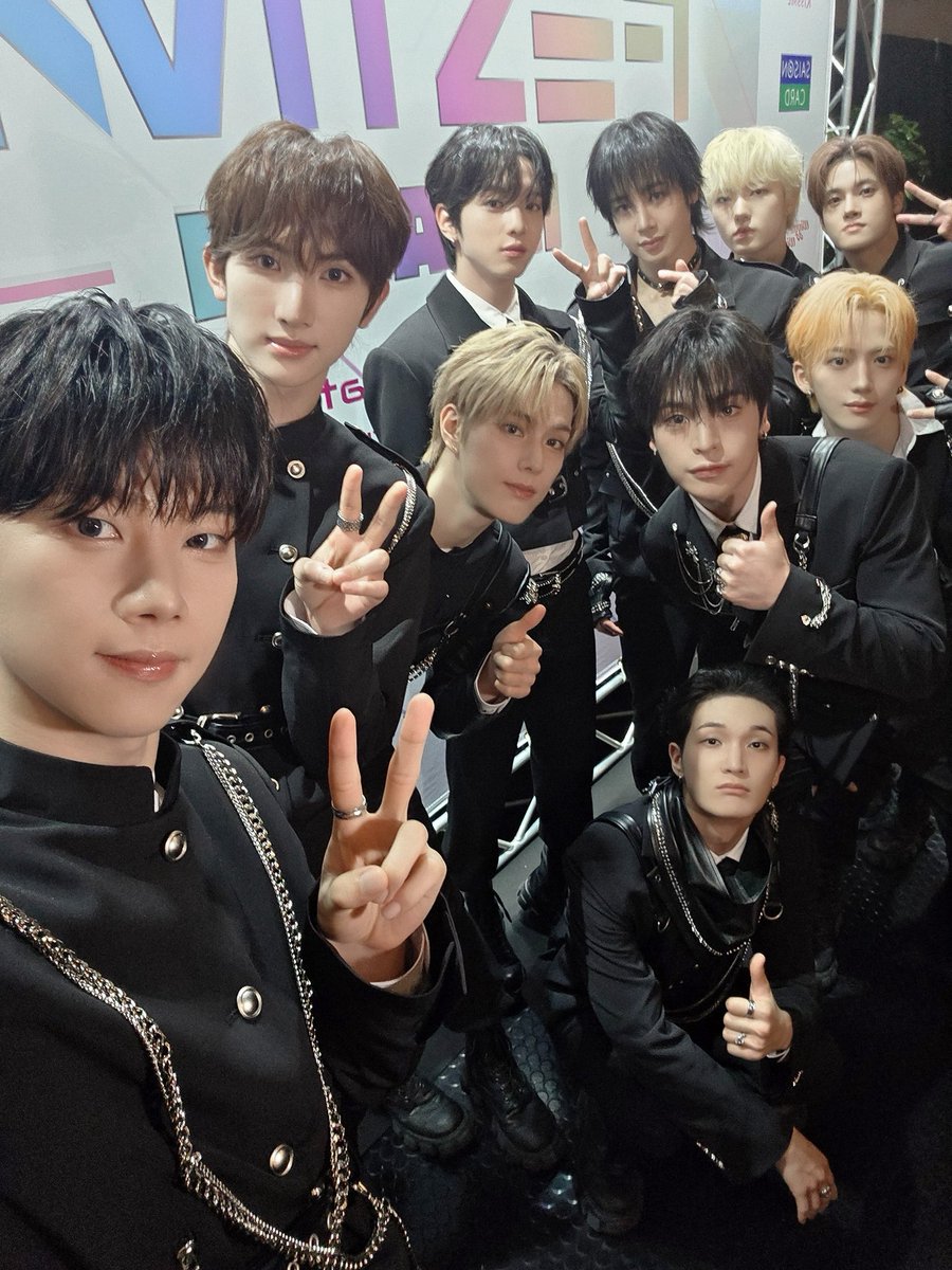 xy_ncronize's tweet photo. ⠀
🖤 2025 Music Bank Global Festival in JAPAN — Behind Photos 🖤 Long rehearsals, bright stages, and moments we’ll never forget. From backstage laughs to powerful performances, the boys gave it their all. These behind cuts say it all. xikers + JAPAN = unforgettable 🇯🇵
⠀ https://t.co/01h34dy3K1