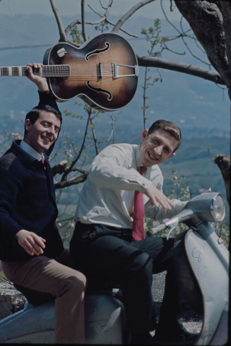 Auguri di buon compleanno carissimo Lode! Sei un artista di Dio che rende il mondo più bello con le tue parole e note. Che la tua creatività non conosca limiti! 🎂🎶🎁🥂💯