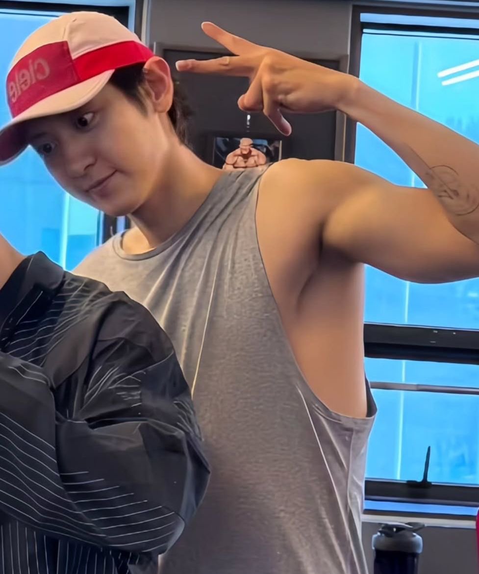 aesgfx's tweet image. what is the first thing you saw in this image