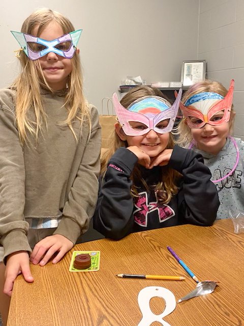 CentralRivers's tweet image. Building community makes all the difference! In the Clear Lake CSD, deaf &amp;amp; hard-of-hearing girls meet to share life hacks &amp;amp; gain confidence. 👏 Supported by #CRAEA audiologists, they’ve turned isolation into mentorship – older students leading the younger ones. 🤟🌟 #iaedchat