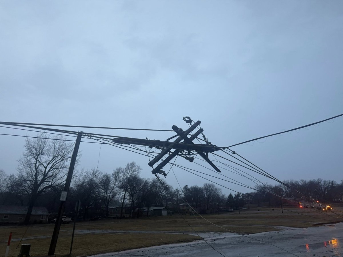 SHSMrFleming's tweet image. EF0-EF2 tornado in Purcell, Oklahoma just a bit ago... That was close... my mom's house is the little red circle. It's too early for this...