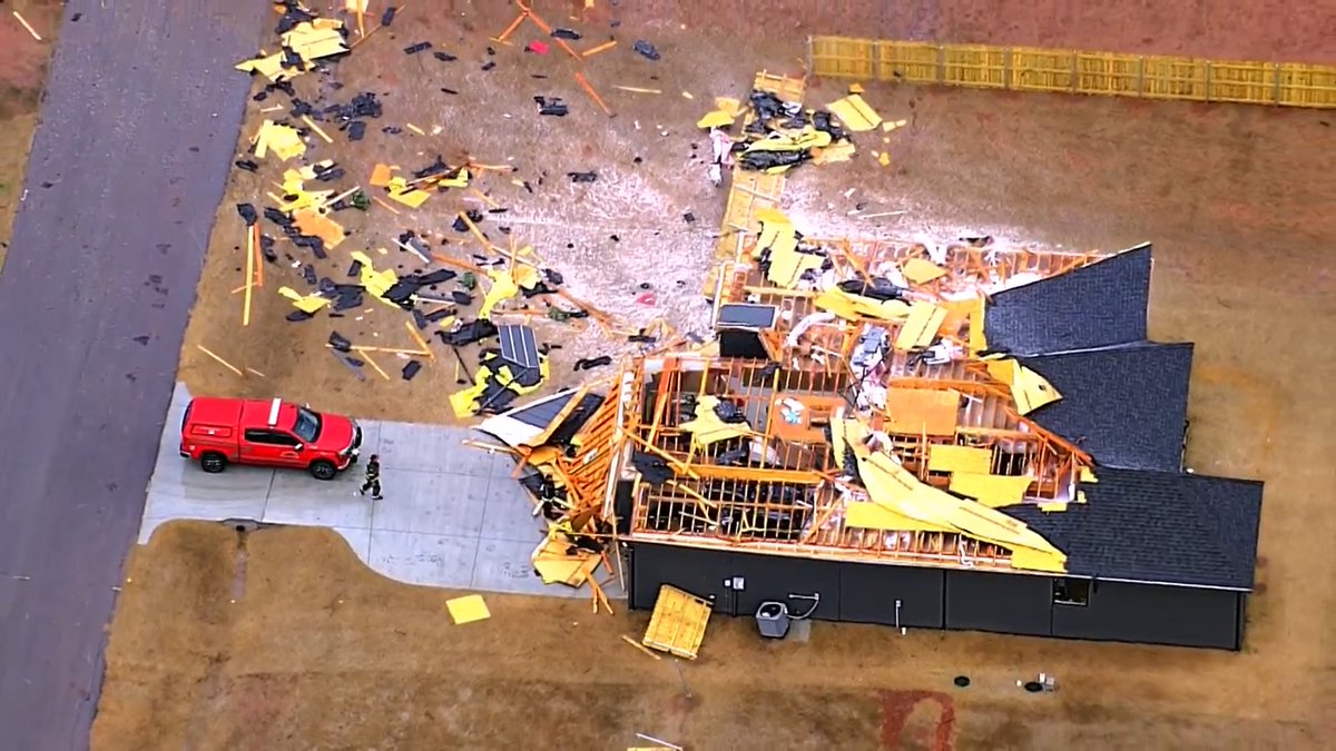 SHSMrFleming's tweet image. EF0-EF2 tornado in Purcell, Oklahoma just a bit ago... That was close... my mom's house is the little red circle. It's too early for this...