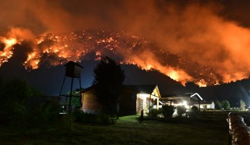 TodoNegativo's tweet image. Así está hoy Chubut. Los recursos para combatir el fuego no alcanzan. Pensar que con lo que se gastaron en esos F-16 de hace 50 años que no sirven para nada podrían haberse comprado 60 aviones hidrantes. Pero había que hacer circo, porque pan no hay.