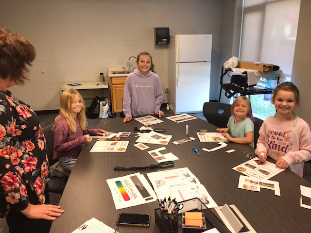 CentralRivers's tweet image. Building community makes all the difference! In the Clear Lake CSD, deaf &amp;amp; hard-of-hearing girls meet to share life hacks &amp;amp; gain confidence. 👏 Supported by #CRAEA audiologists, they’ve turned isolation into mentorship – older students leading the younger ones. 🤟🌟 #iaedchat