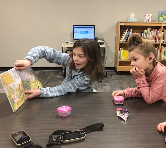 CentralRivers's tweet image. Building community makes all the difference! In the Clear Lake CSD, deaf &amp;amp; hard-of-hearing girls meet to share life hacks &amp;amp; gain confidence. 👏 Supported by #CRAEA audiologists, they’ve turned isolation into mentorship – older students leading the younger ones. 🤟🌟 #iaedchat