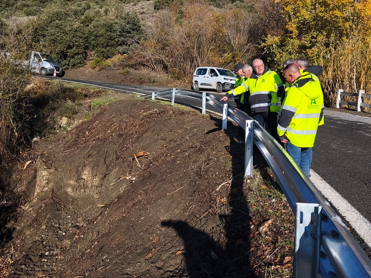 antonioayllon59's tweet photo. Visitamos obras de seguridad y mejora de @FomentoAND en #Pitres acompañados del Alcalde Jose Antonio Garcia https://t.co/TGBEoWIhBK