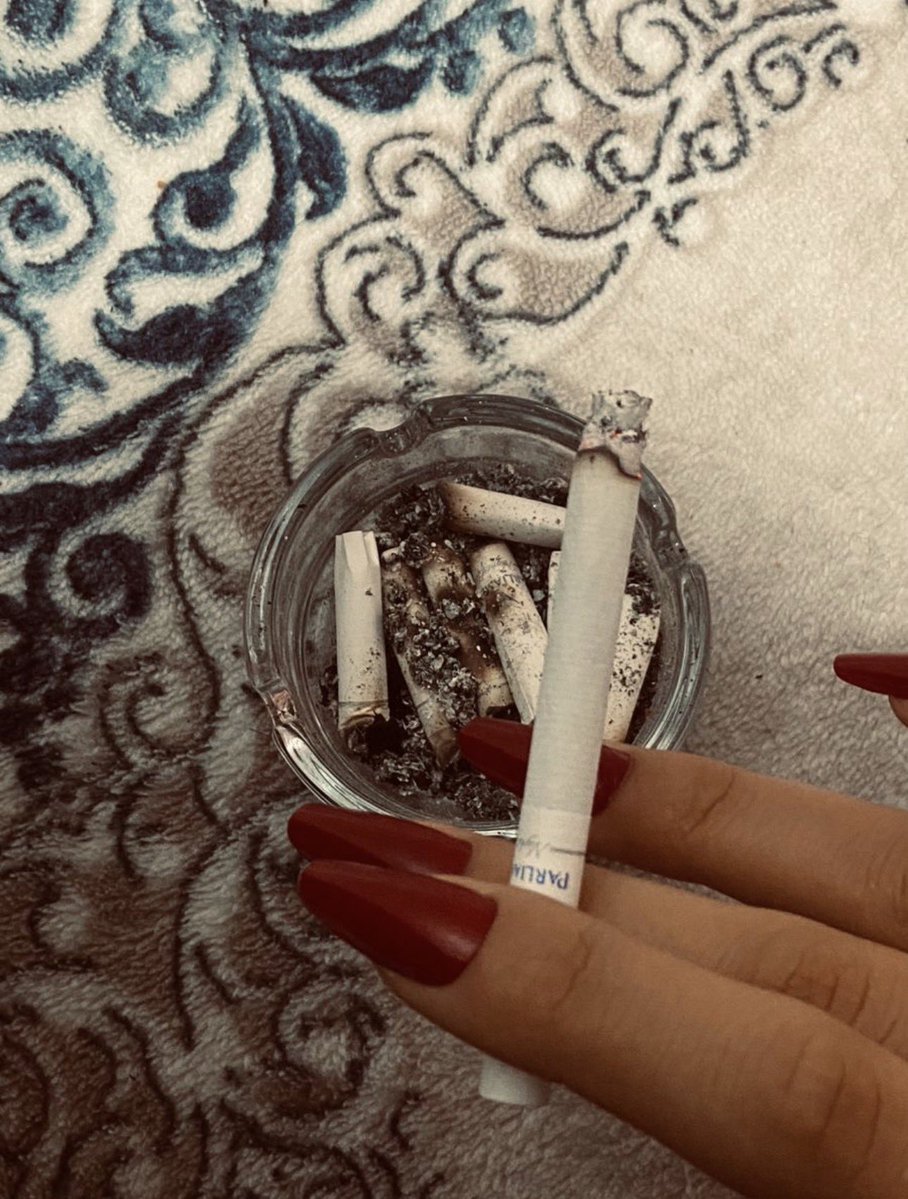 Boo__M5's tweet image. بصراحة 
تدخين المرأة ينقص من أنوثتها بنظركم؟ ولا الموضوع مبالغ فيه؟