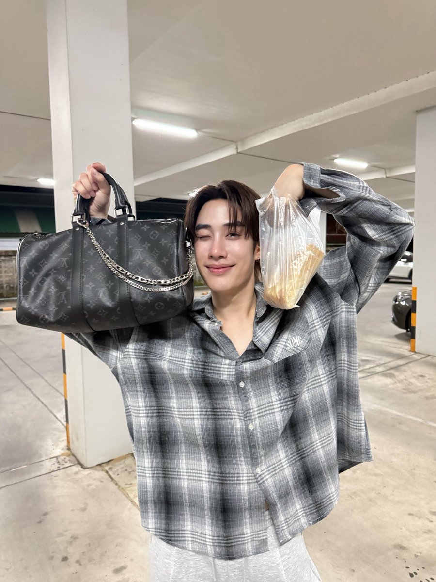 Ize6's tweet image. เติ้ลกลมกับเสบียงของเค้า 
มัวแต่กล่อมหลานเข้านอน ลืมลงรูปเลย 🤣
#TLE_mtm