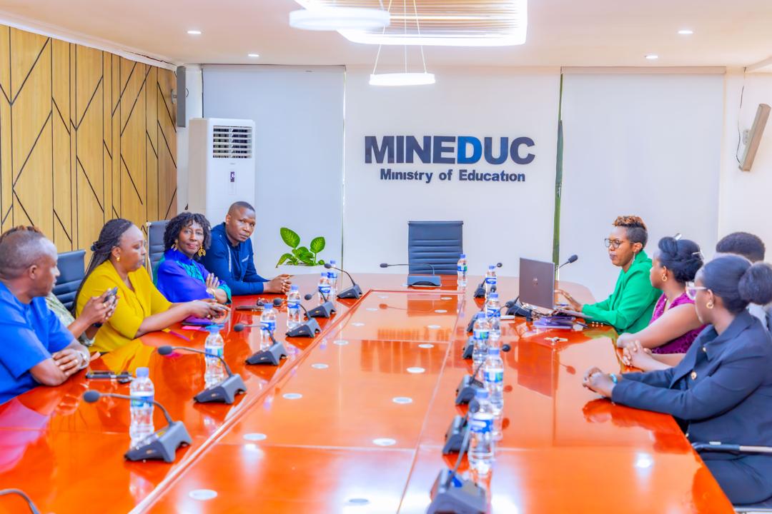 Abanyarwanda batuye muri Senegal, Gambia, Mali na Guinea Bissau, uyu munsi bashyikirije Minisiteri y’Uburezi Miliyoni 30 z’amafaranga y’u Rwanda nk’umusanzu wabo muri gahunda ya #DusangireLunch igamije gufasha abana kubona ifunguro rya ku manywa bari ku ishuri. Iyi nkunga