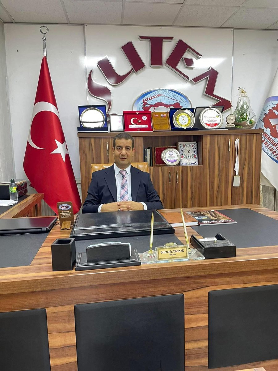 Uzun yıllardır duruşunu, emeğini ve samimiyetini yakından bildiğim kıymetli dostum,
ŞUTEM Başkanımız Sayın Selahattin Başkanımız yeniden güven tazelemiştir.
Esnafımız için verdiği mücadelenin hayırlara vesile olmasını diliyor, başarılarının devamını temenni ediyorum.