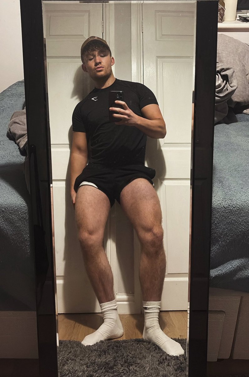 isaacjamessss's tweet image. hi legs
