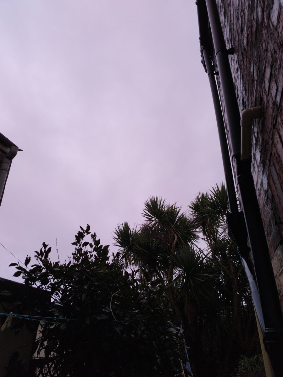 CarolineKin's tweet image. Very strange light