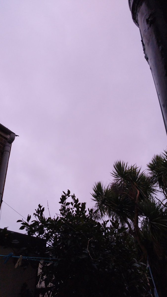 CarolineKin's tweet image. Very strange light