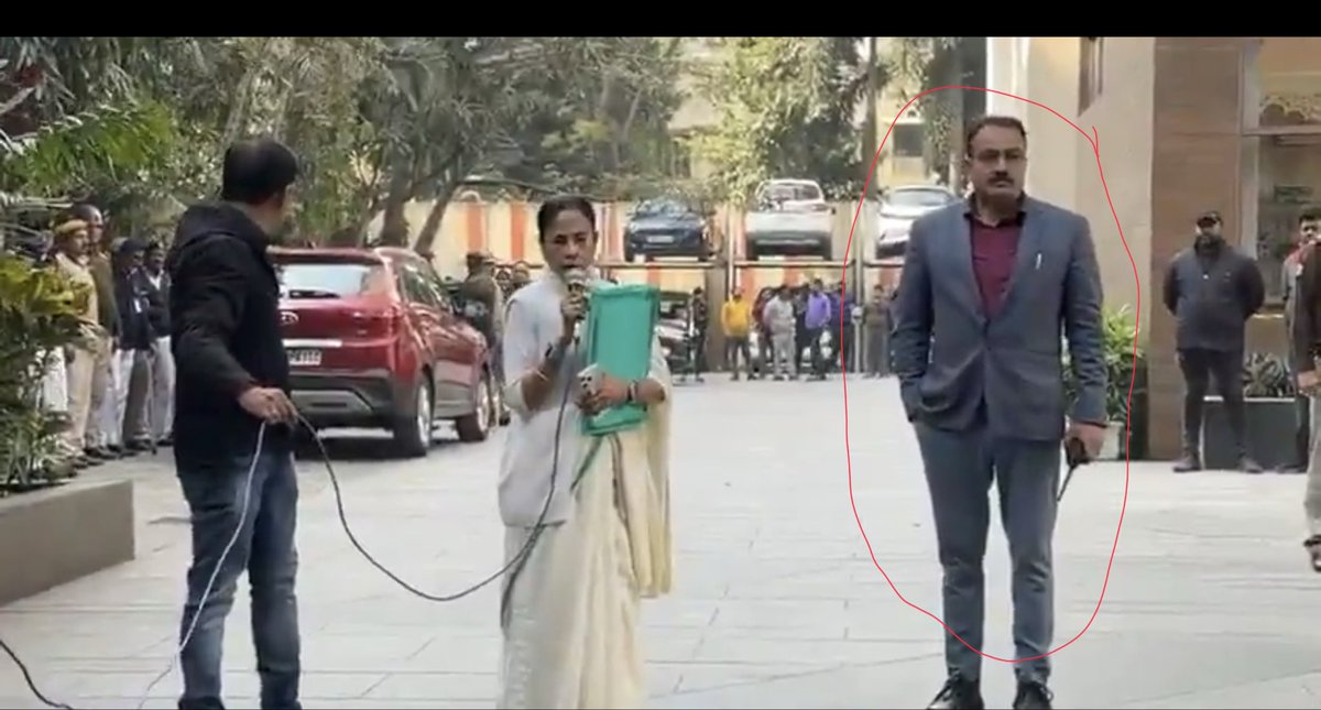 mannodada's tweet photo. @arunruby08 Mamta is being guarded by #AcpPradhyuman 😉 https://t.co/76kNgI448r