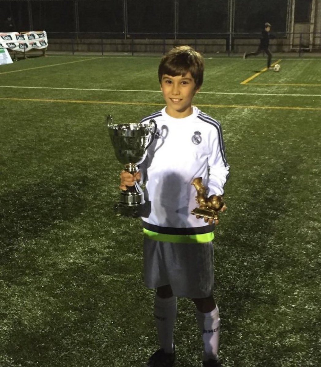 Te has cruzado con el Gonzalo de la suerte.

Dale RT para que el Real Madrid se clasifique a la final.