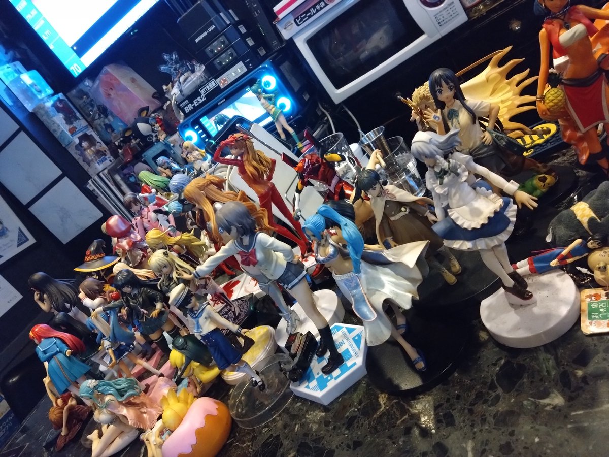 暇になったから、なぴと2人で店のフィギュアを洗うと言う特殊作業した