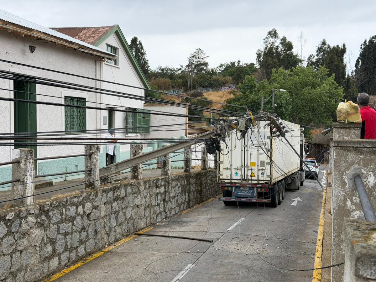 #Chilquinta Camión provoca corte  luz masivo de luz en #Quilpué. Calle Egaña. Cámara Quilpué Informa