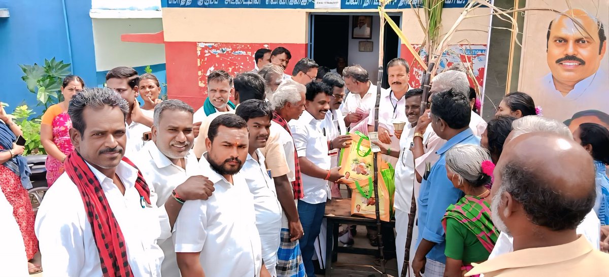 NManikanda88360's tweet photo. 🖤❤️கழகத்தலைவர் திரு.மு.க.ஸ்டாலின் CM.அவர்கள் ஆணைக்கு இணங்க.!ரிஷிவந்தியம் கிழக்கு ஒன்றியம் சட்டமன்ற தொகுதியின் சட்டமன்ற உறுப்பினர் அண்ணன் திரு.வசந்தம் க.கார்த்திகேயன் Bsc.MLA அவர்கள்.தனது தொகுதி மக்களுக்கு சொந்த செலவில் 08/01/2026 அன்று பொங்கல் பரிசு வழங்கினார் சீர்ப்பனந்தல் கிளை https://t.co/Bi27QkRE97