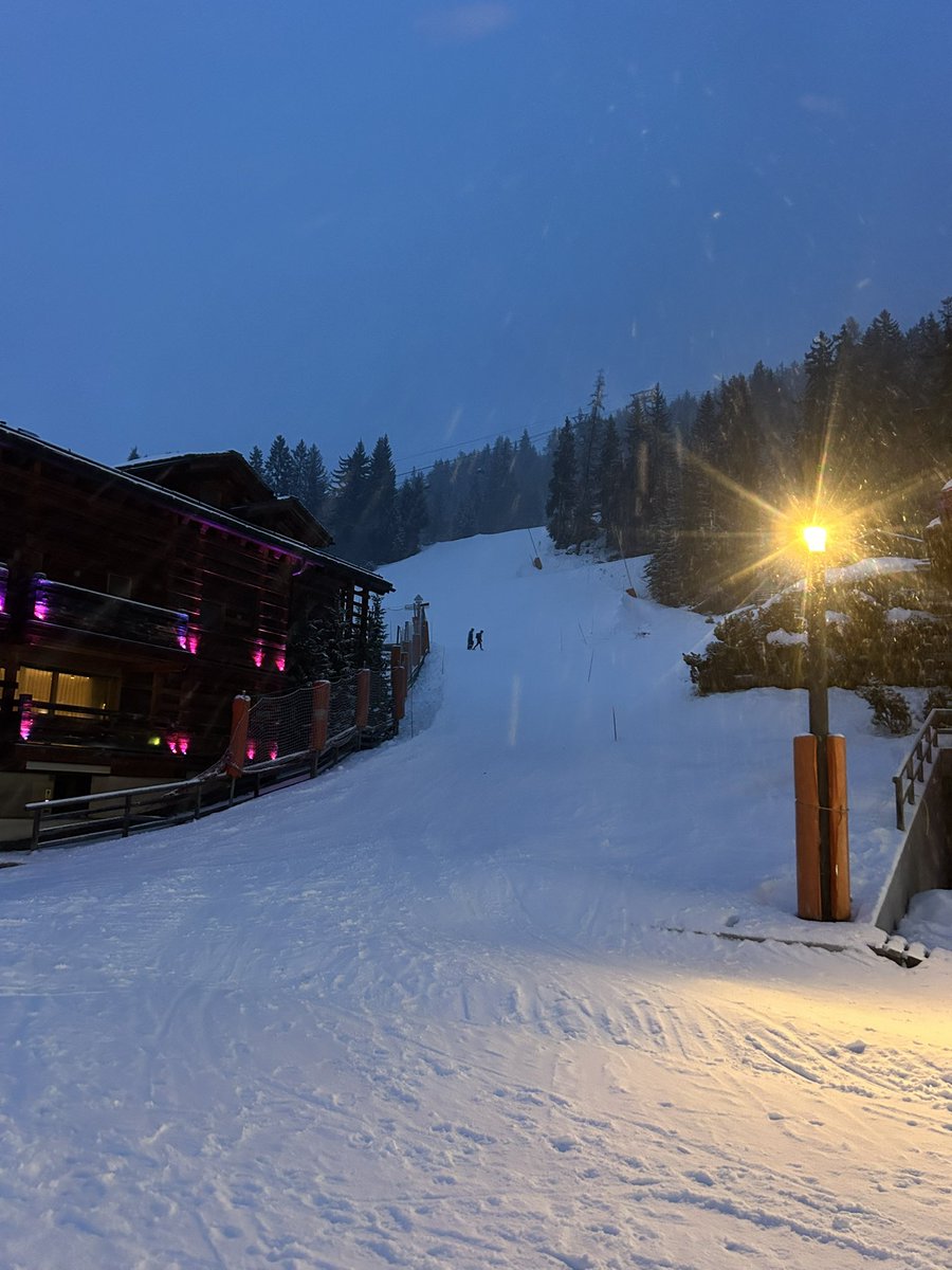 Realitics1's tweet image. Learn to master a slippery slope in style 👌Verbier ski time ⛷️⛷️