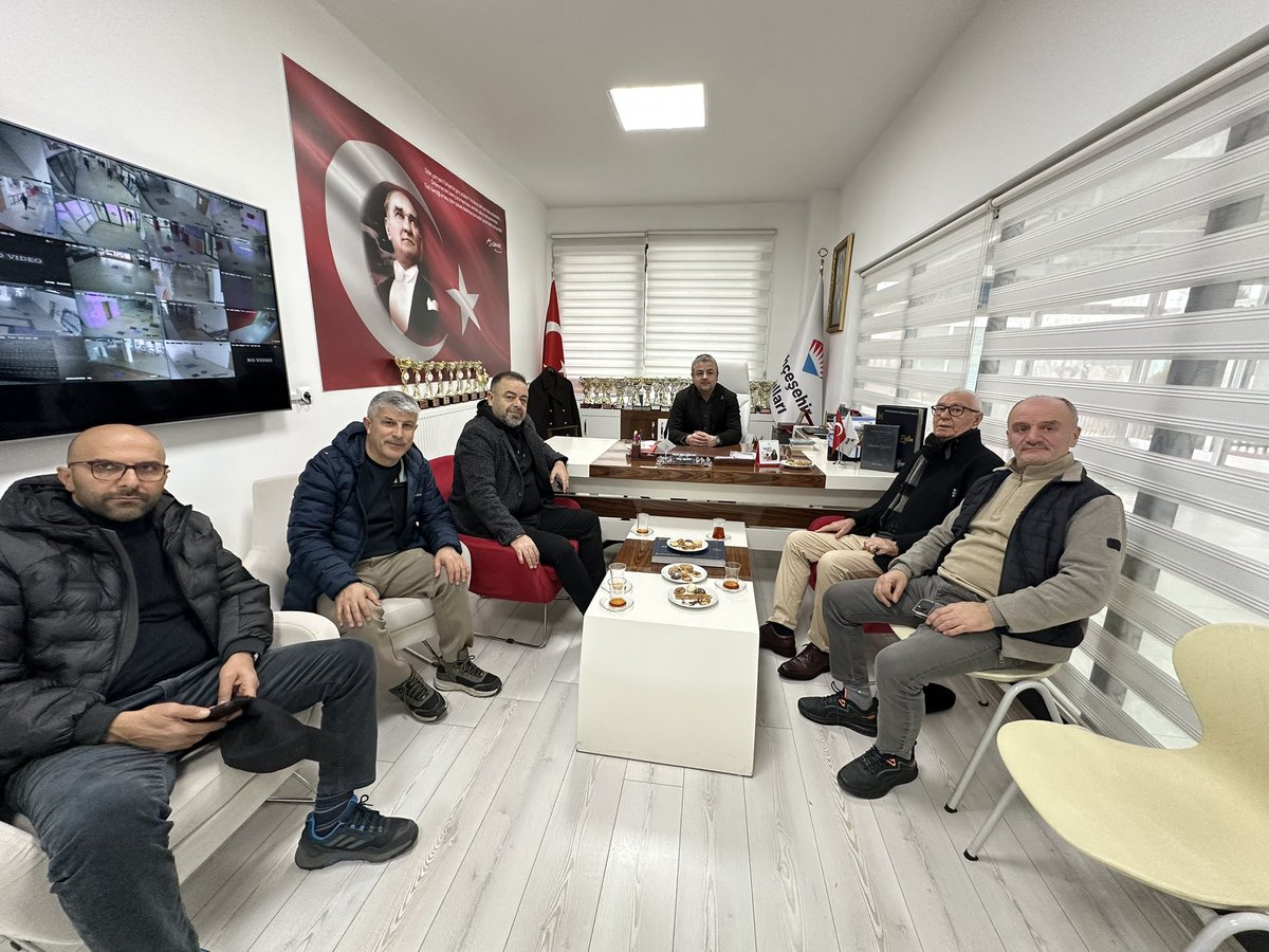 Bugün ziyaretime gelerek beni onurlandıran kıymetli büyüklerim; TEZMAKSAN MAKİNA Yönetim Kurulu Başkanı Sn. Hacı Mustafa AYDOĞDU’ya, QLUX PLASTİK firma sahibi Sn. Sebahattin ERÇİN’e, (KODAV) Koyulhisar ve Köyleri Hizmet Vakfı Yönetim Kurulu üyelerine teşekkür ederim.