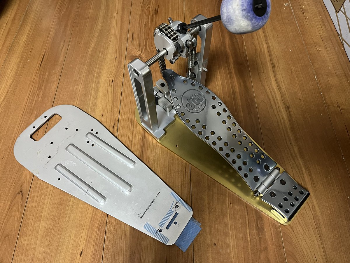 lem_neta's tweet image. メインペダルが戻ってきた！
近所の金属加工屋さんで、せっかくだから板厚増やして腐食防止のアルマイト加工もゴールドにしてもらった。
めちゃくちゃカッコいいけど絶対お客さんからは見えない…😹
自分のテンションが上がればヨシ！👍