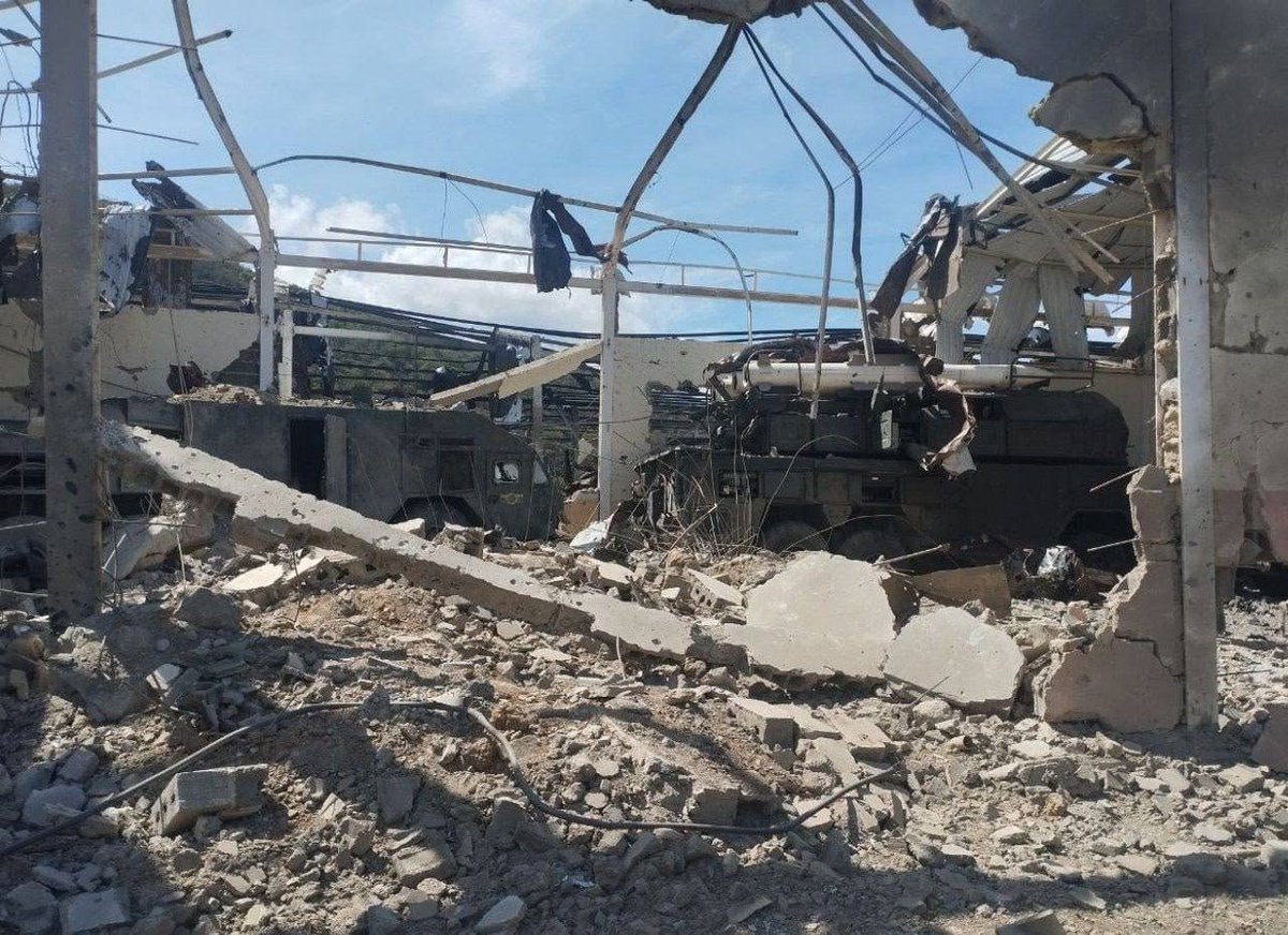 ConflictsW's tweet photo. First on the ground look at the destruction at 393 GMDA at Catia La Mar. 
5 BUK vehicles seen in this video
All stored in unprotected shelters though some of these vehicles were non-operational. 
#Venezuela  https://t.co/IQ0xhimvjo