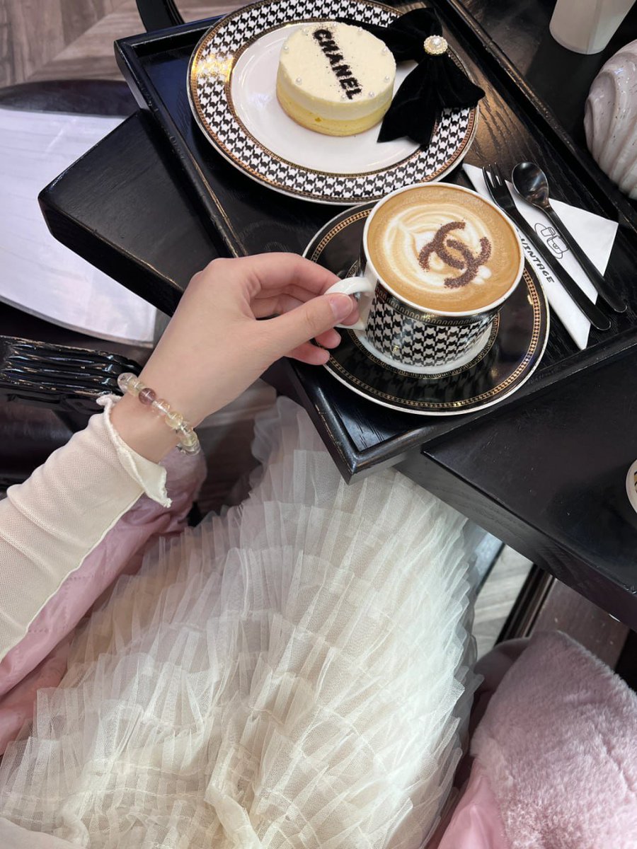 Maeve3364598's tweet photo. Sipping elegance in the most luxurious café☕️🍰 https://t.co/0yQVPiCZqP