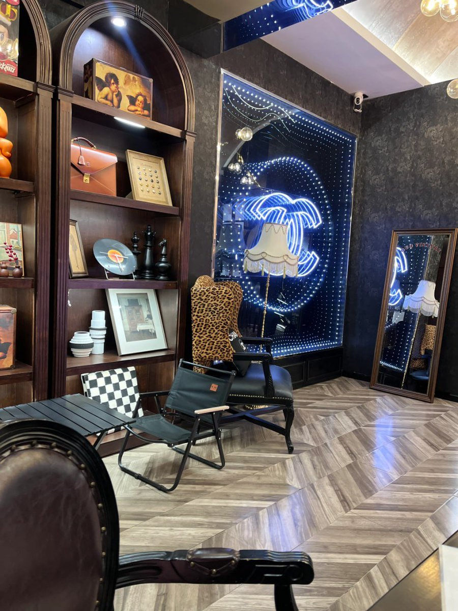 Maeve3364598's tweet photo. Sipping elegance in the most luxurious café☕️🍰 https://t.co/0yQVPiCZqP