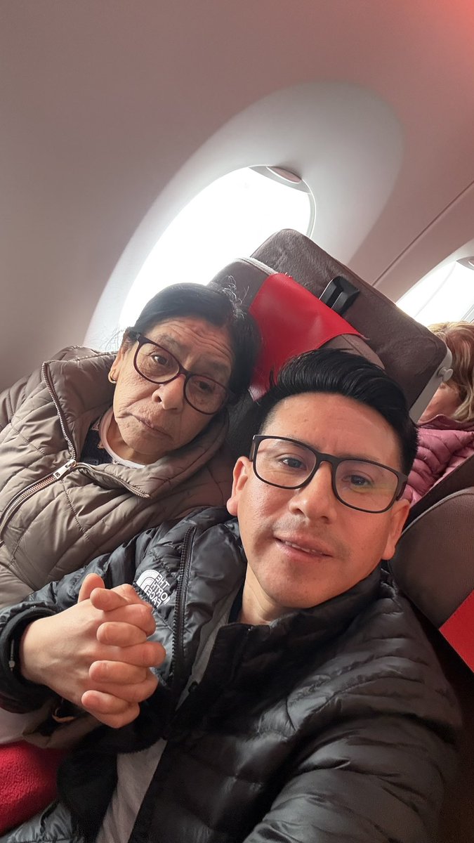 XavierBringas's tweet photo. Los mejores viajes siempre serán cuando regresas a casa 🏠🇵🇪 haya vamos con mamá ✌️✨🤩🛫 https://t.co/d90Dw9YHNM