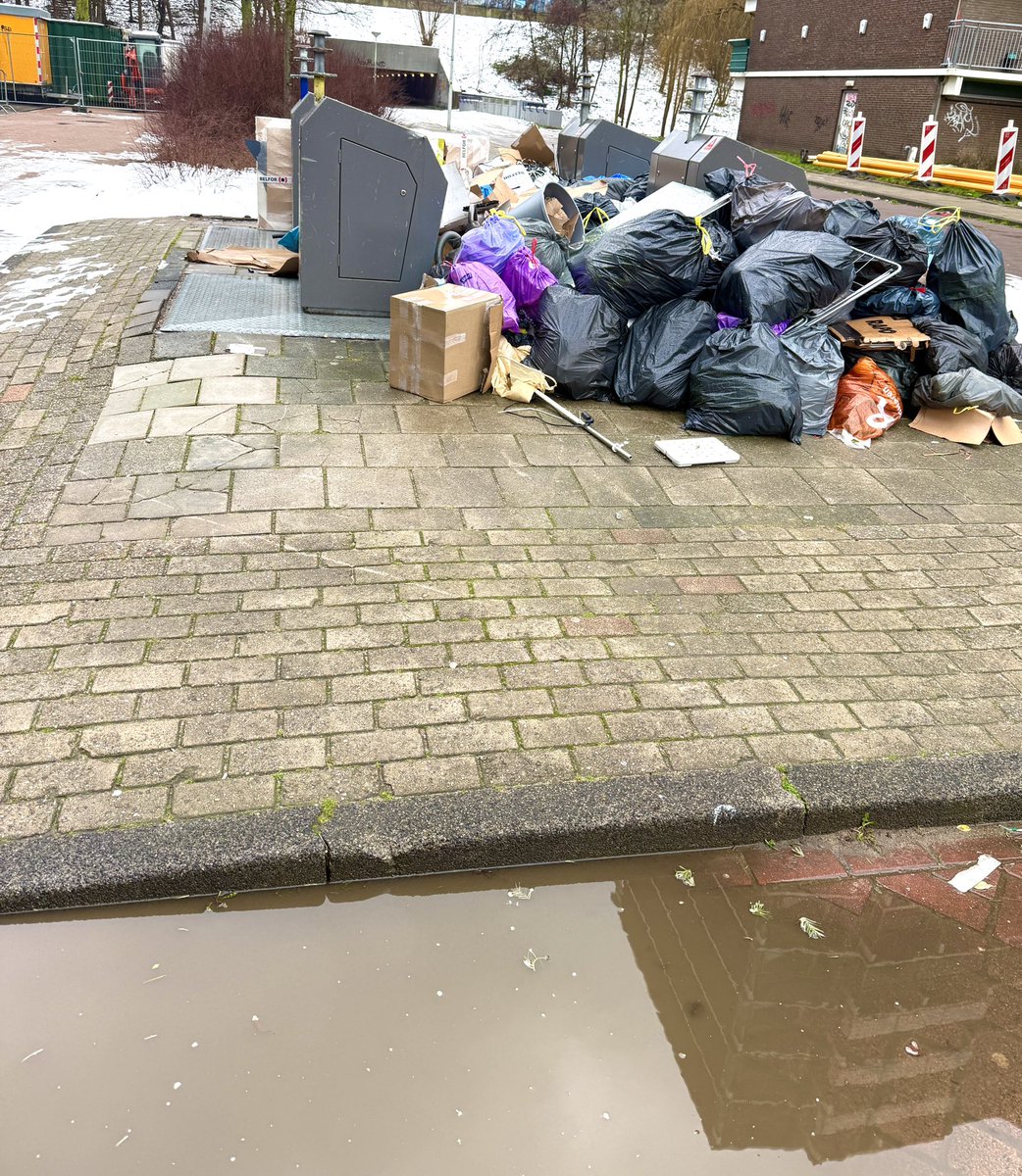 Gesprekken gevoerd met bewoners in  de wijken #hetBlauwezand en #Nieuwendam #020Noord over afval die afgelopen dagen  is blijven liggen. Na navraag ter plekke kon ik goed nieuws terugkoppelen aan de bewoners🥰