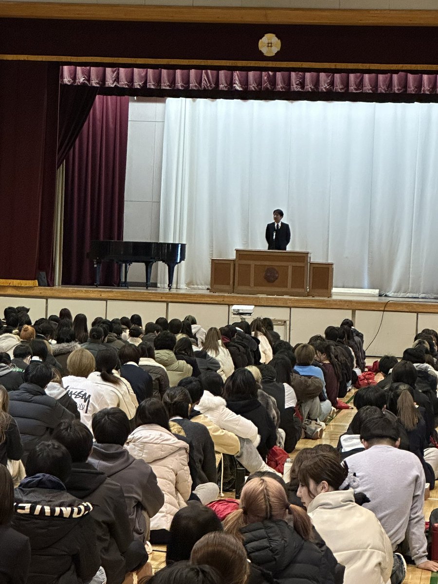 tigusahs's tweet photo. 始業式！3学期が校歌からスタートしました。
校長先生からは、３年生へ辛い時期ではあると思うが、「残り２週間でもできることがある」と���う励ましの言葉、１・２年生へは探究の学びを通して「自分とは何者か」を考えてほしいとのお話がありました。寒い日が続きますが、熱い気持ちを持っていこう‼️ https://t.co/fsWAqKyNFx