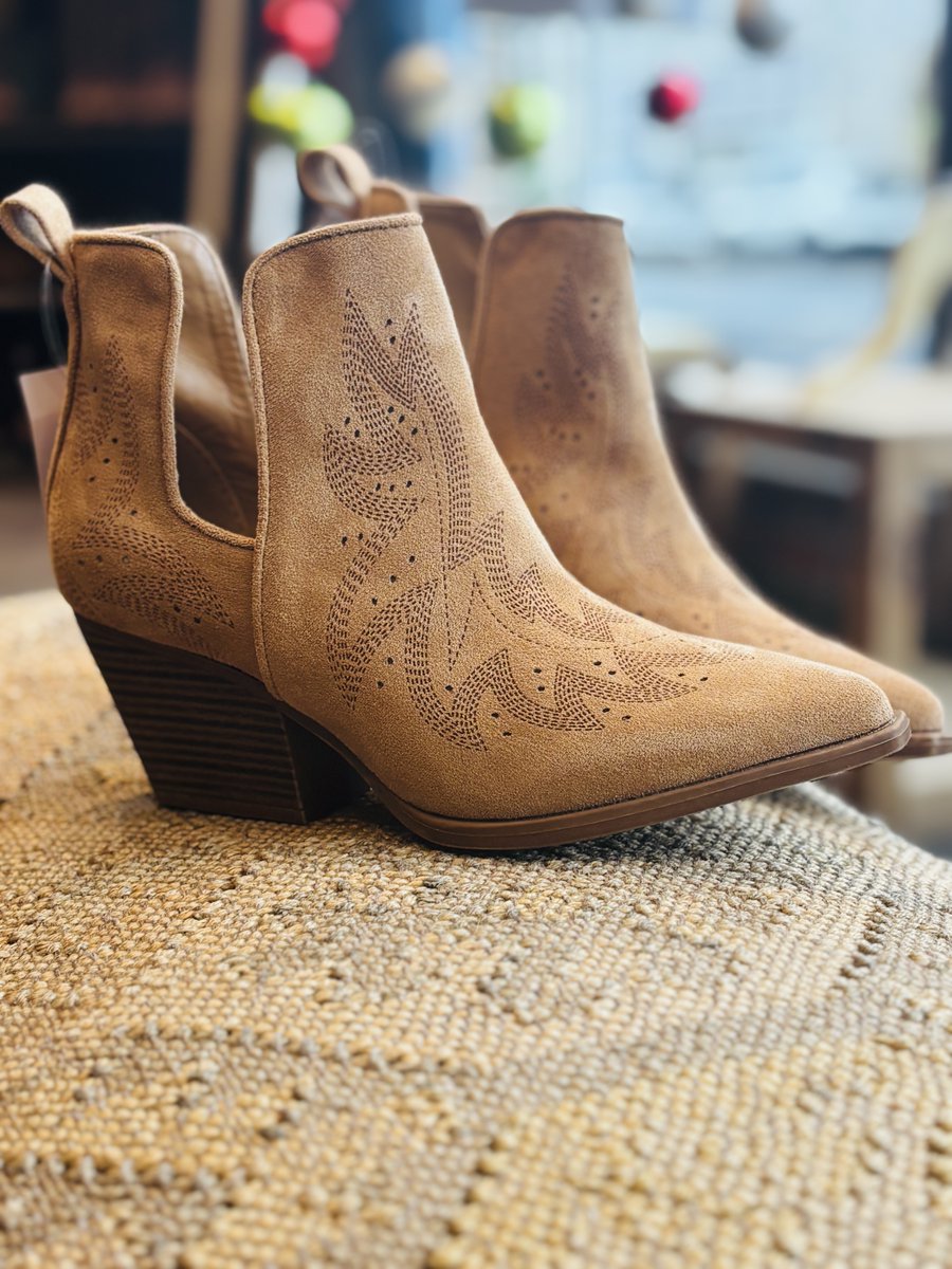 harrys1939's tweet image. The perfect seasonal transition bootie from Roper for the ladies! 

#roperboots #roperfootwear #harrysboots #westernstore #sansabatexas #sansabatx #texashillcountry #centraltexas