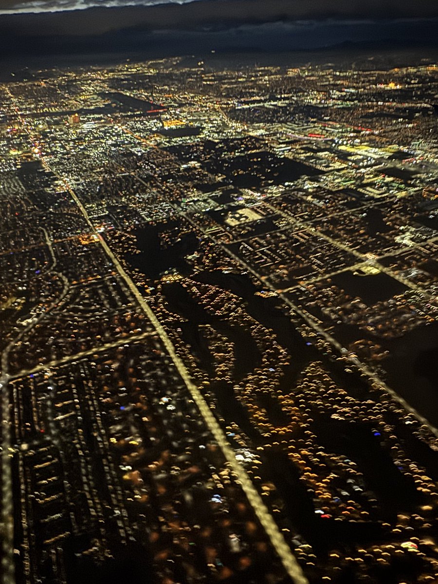 За сайхан нутаг орондоо очиж хийморь ёндоогоо сэргээгээд ирье. Онгоцны цонхоор Sphere ингэж харагдаж бна:)