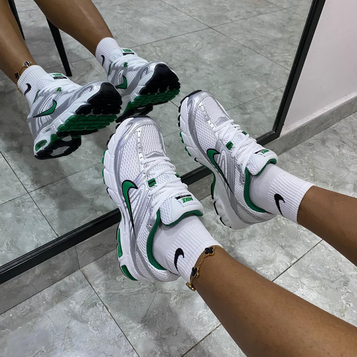 CaminoTV's tweet image. le mélange de nike et asics en promo à 77€ au lieu de 130€

chck.me/tvpF